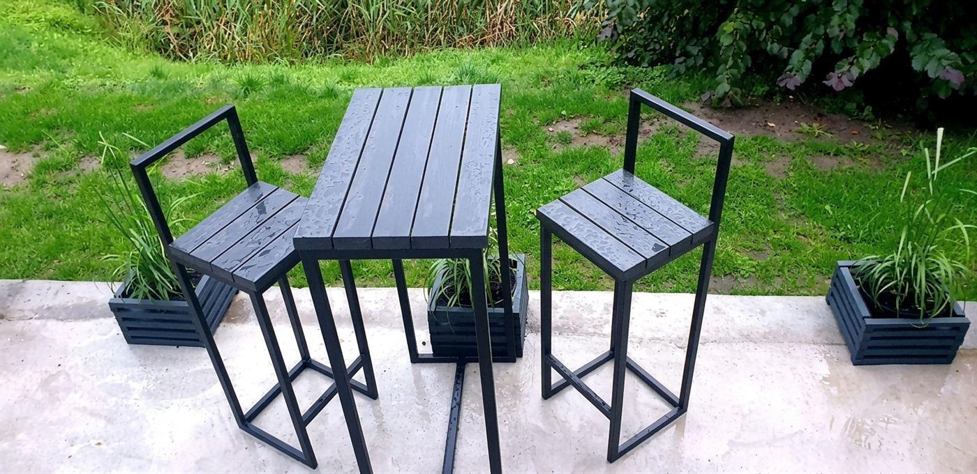 Metal bar table with stools for a terrace