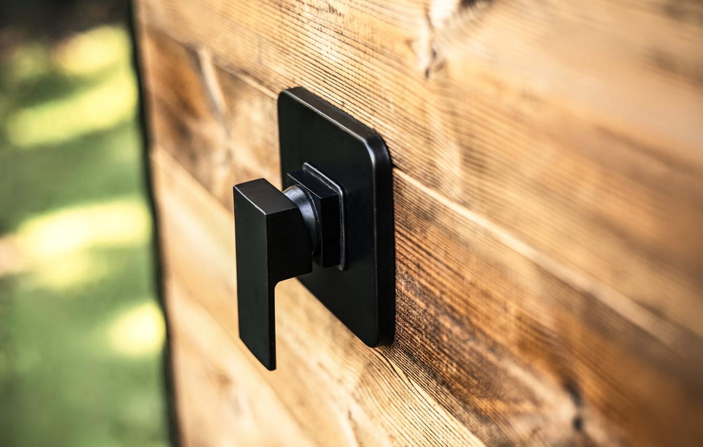 Black fittings on thermowood