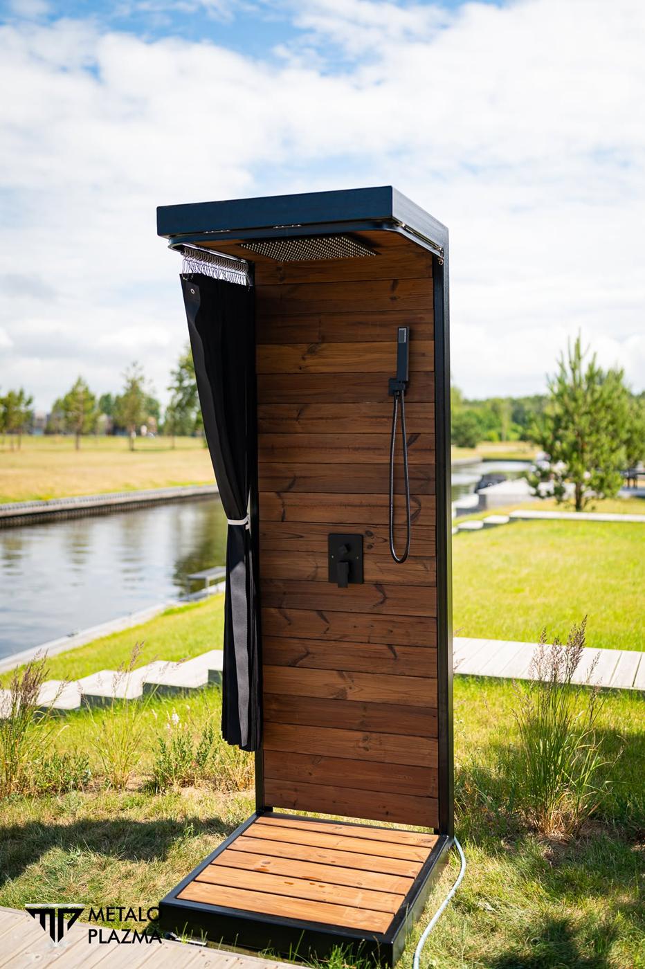 Outdoor shower with a steel frame