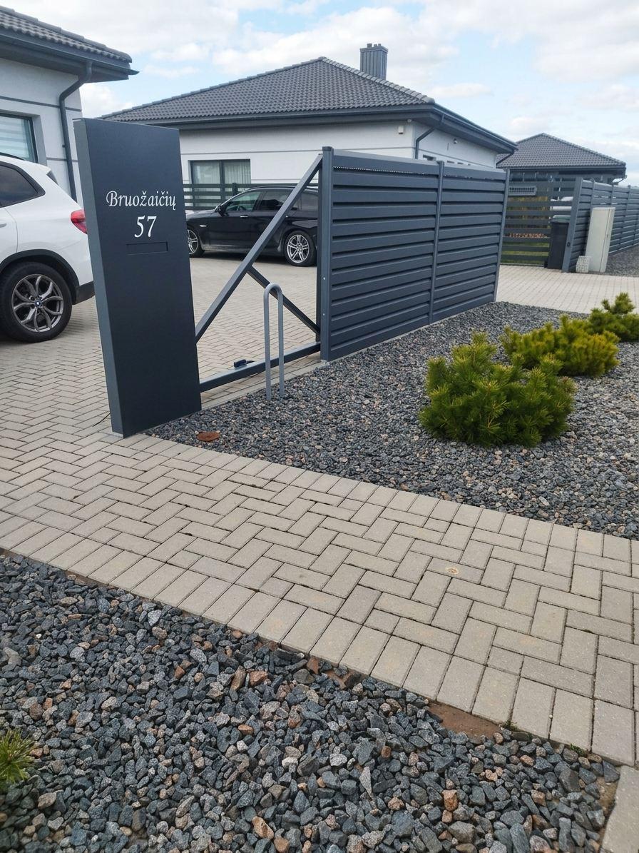 Letterbox console by the sliding gate
