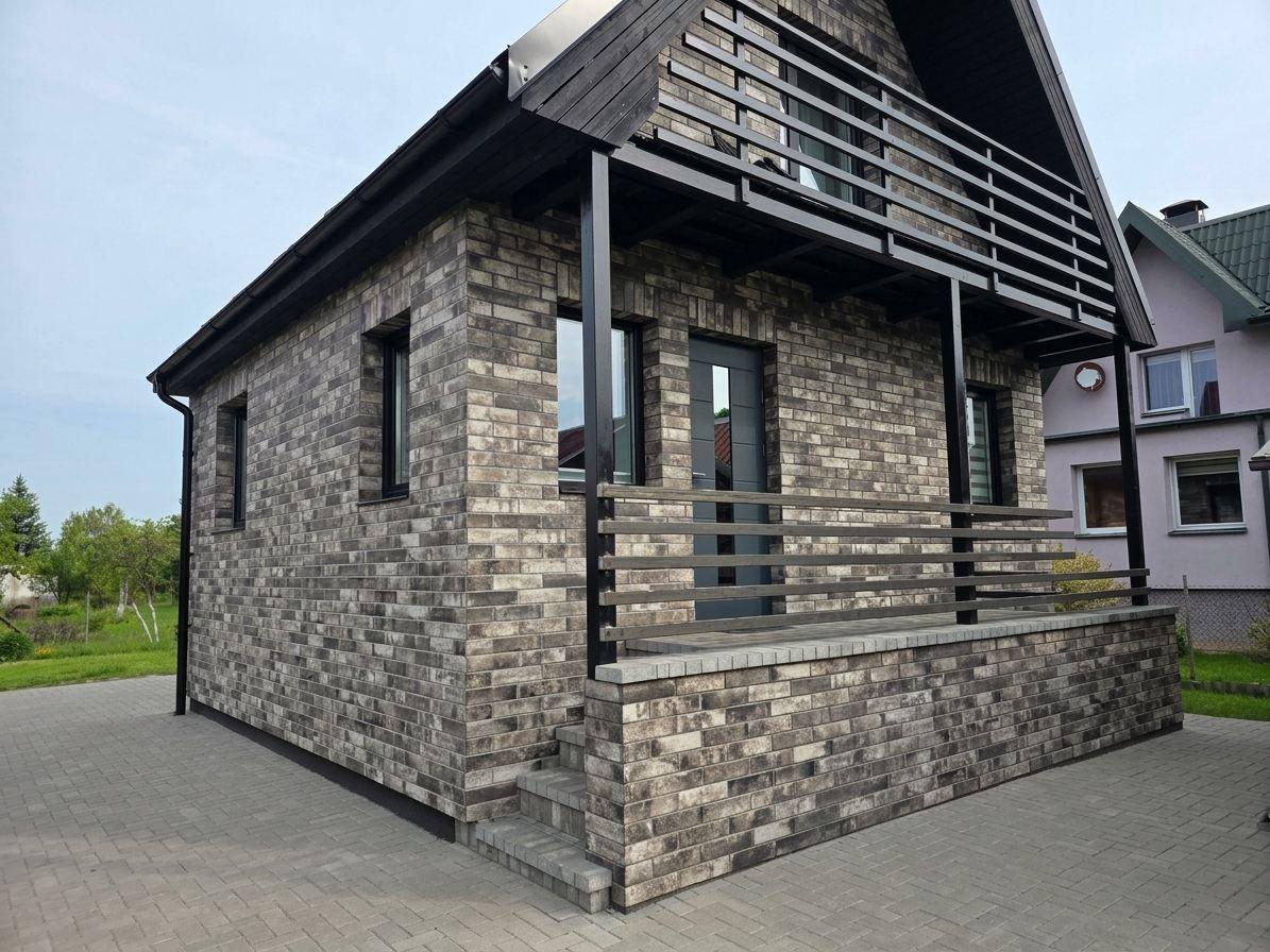 Balcony railing of horizontal bars on a clinker-brick house