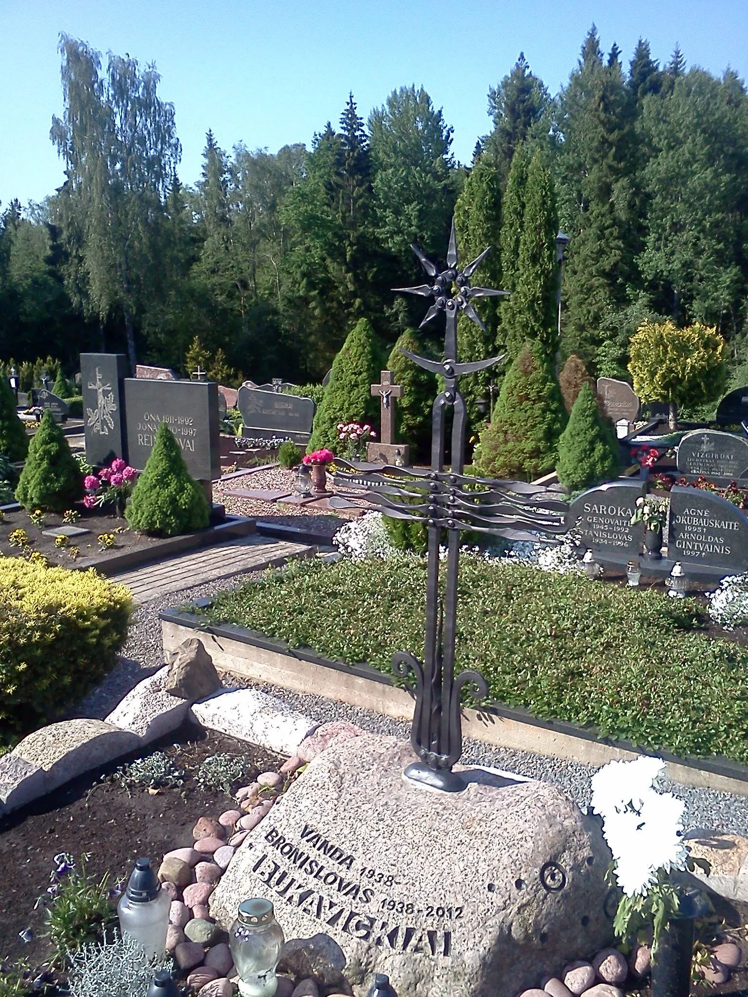 Kalviški kryžiai ir saulutės