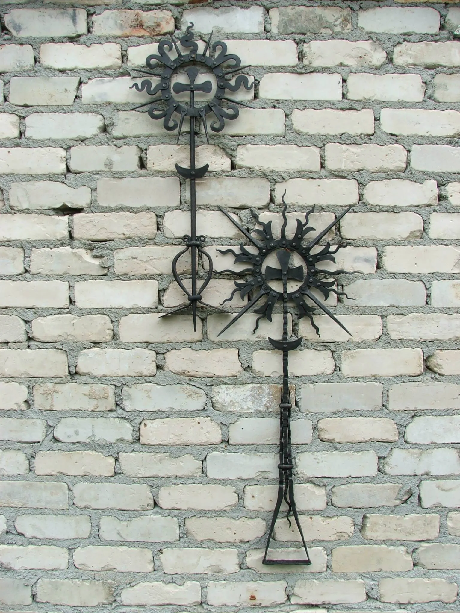 Kalviški kryžiai ir saulutės