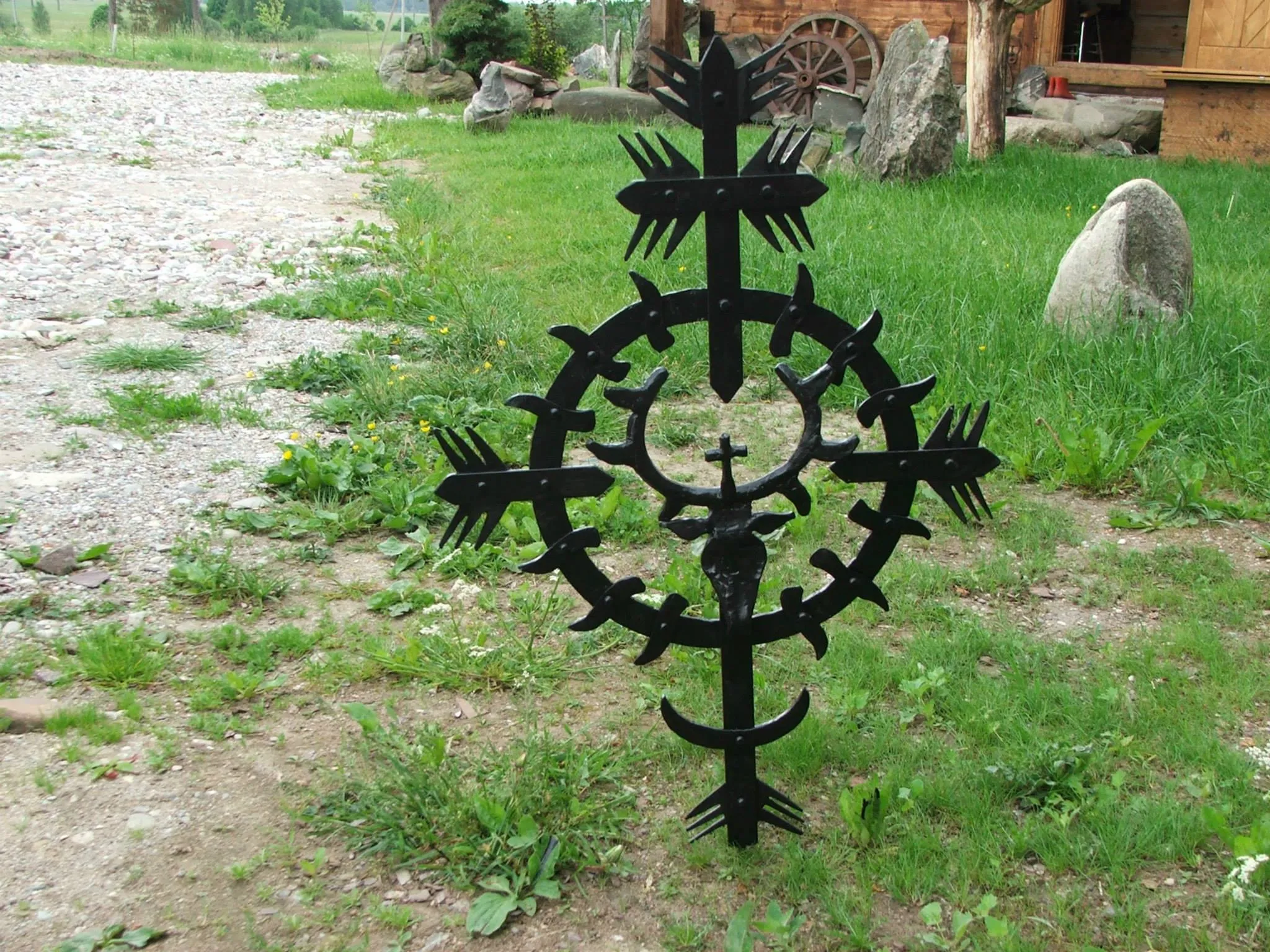 Kalviški kryžiai ir saulutės